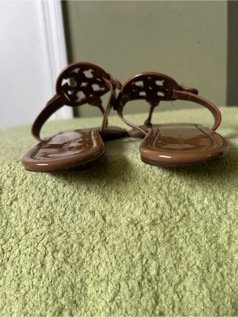 Tory Burch Women’s Tan Leather Cutout Logo Thong Sandals Sz 8.5